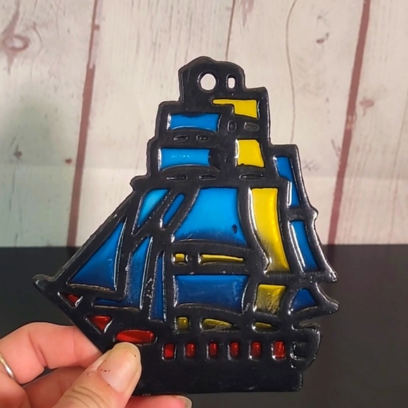 Vintage 80s Pirate Ship Boat Sailboat Stained Glass & Cast Iron Trivet Taiwan - Picture 3 of 10